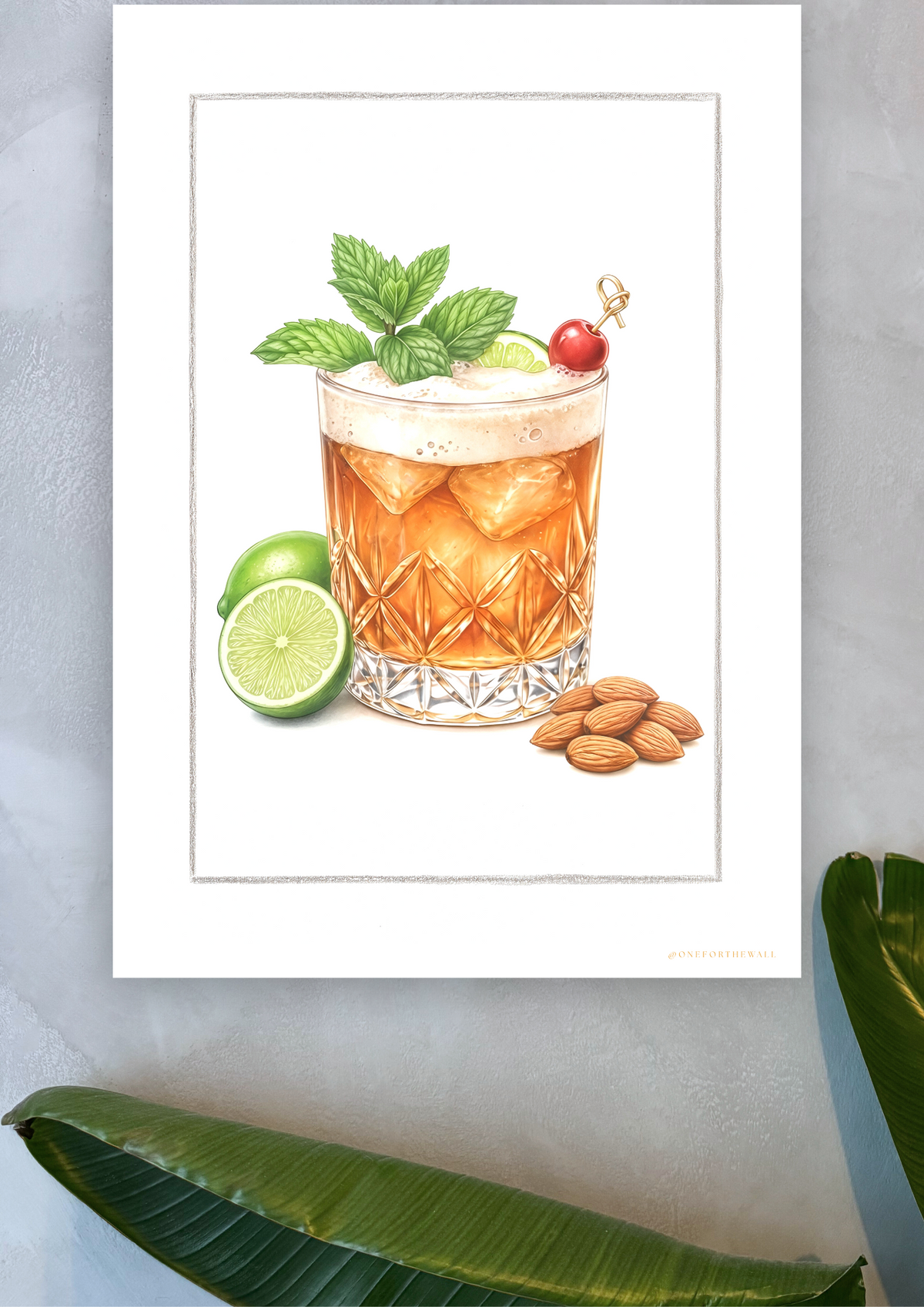 Amaretto Sour plakat på lys blå kalkvæg med palmeblade – nordisk cocktailkunst
