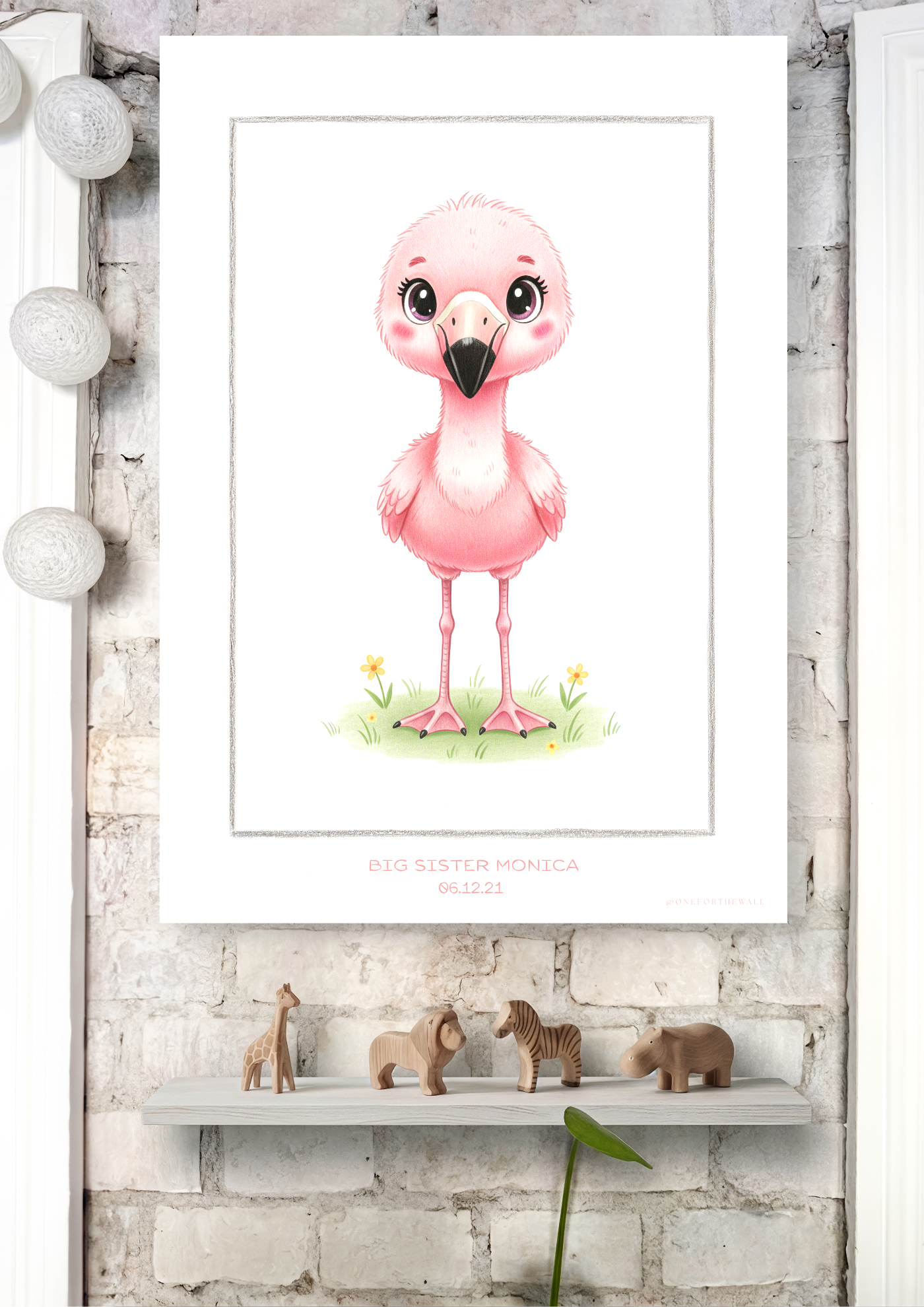 Flamingoplakat med personlig tekst til barnedåb, ophængt på børneværelse