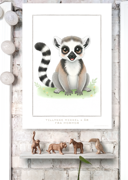 Lemurplakat med personlig tekst hængt op på nordisk børneværelse