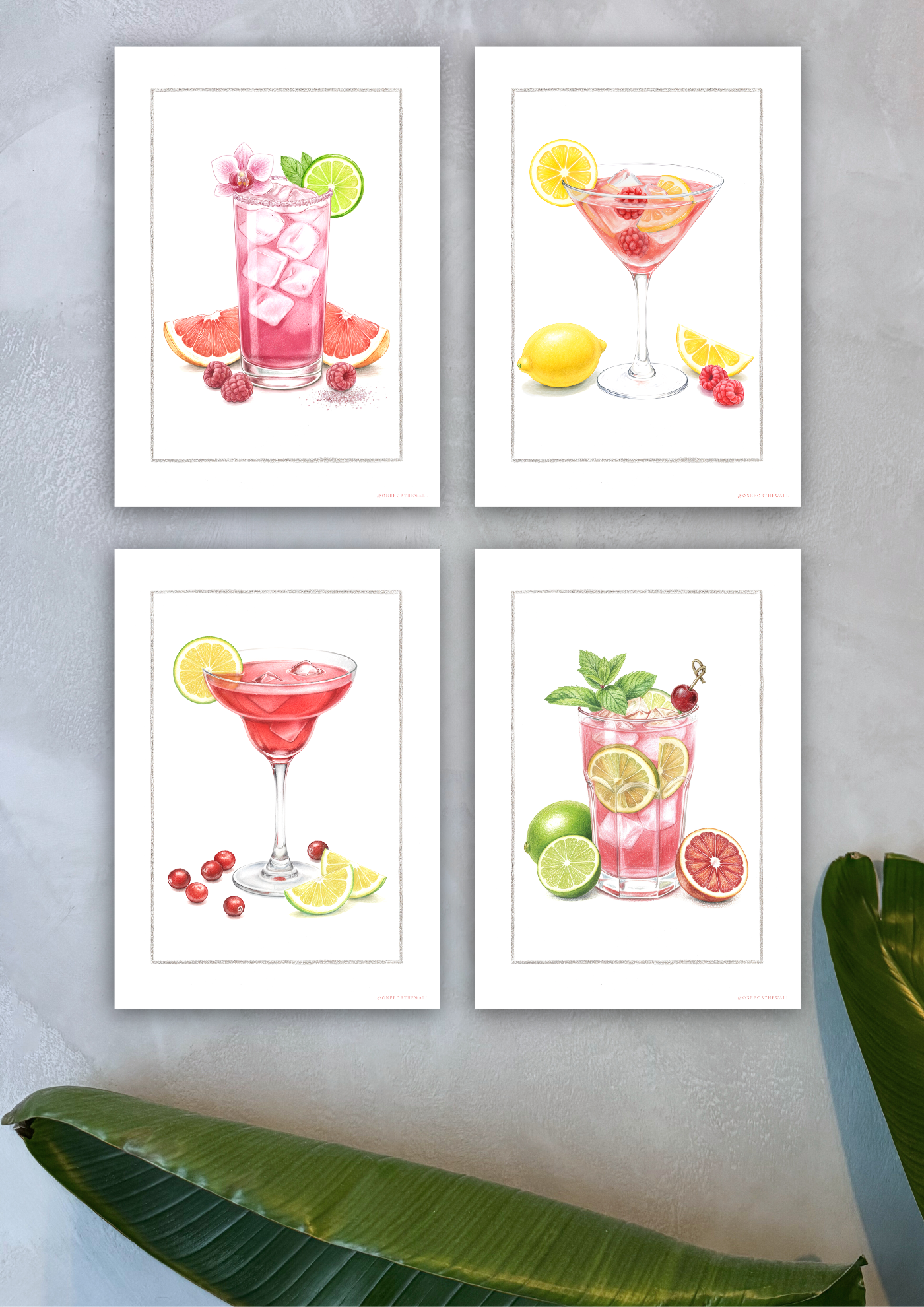 Flere pink cocktailplakater hængt i grid på blå kalkvæg – nordisk hjemmebar