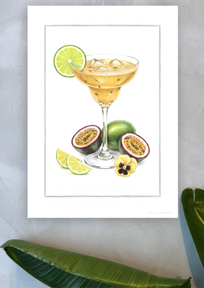 Passion Martini plakat på lys blå kalkvæg med palmeblade – nordisk cocktailkunst